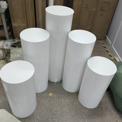 Baltas apaļas plintes