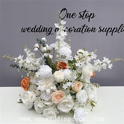 Nelieli ziedu kompozīcijas kāzu galdiem