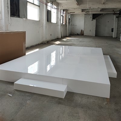 Baltā skatuve kāzām